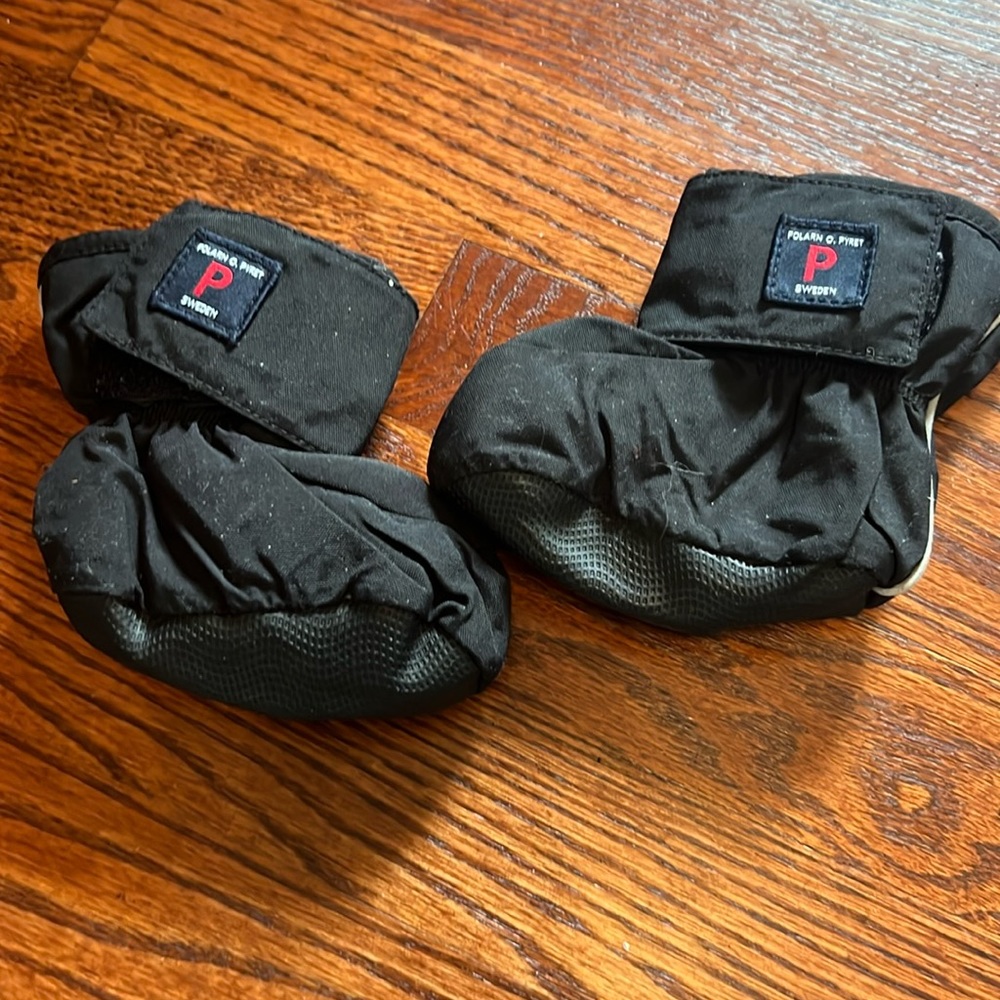 Poland O. Pyret Black Infant Booties
